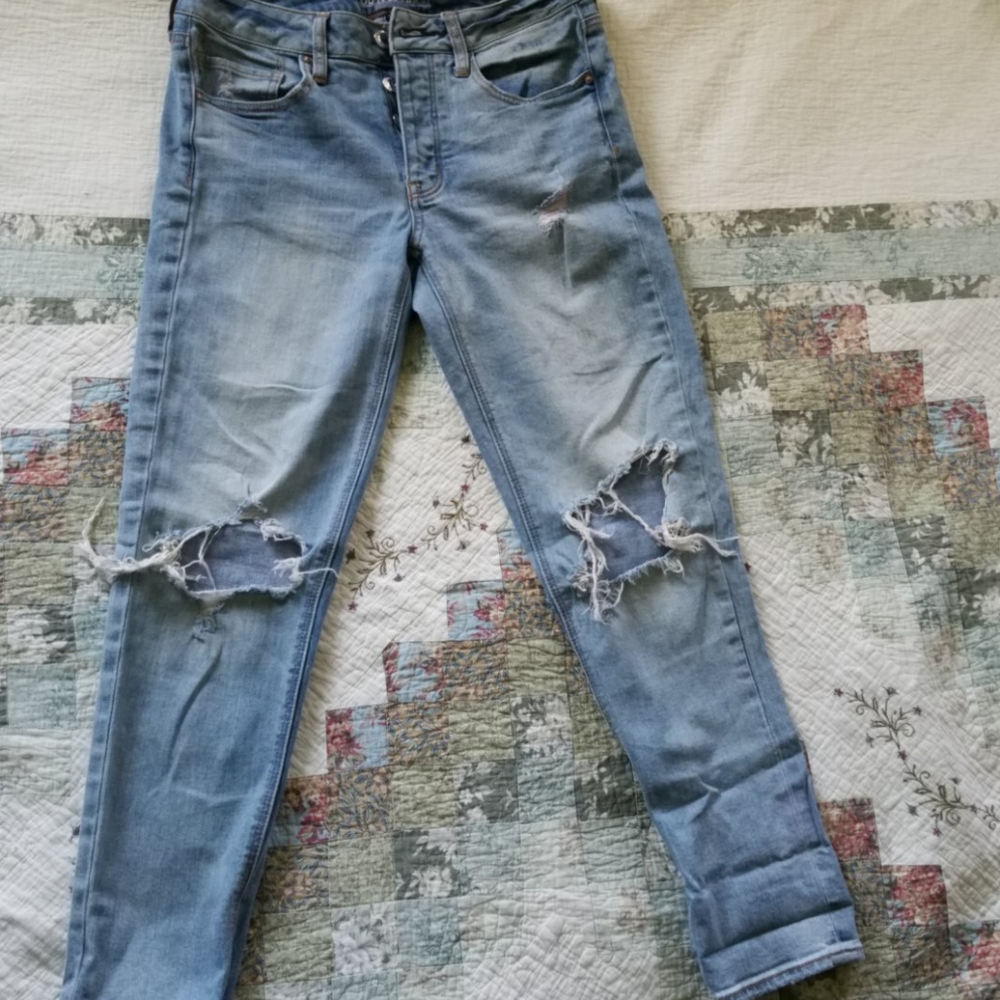 AE Tomgirl Distressed Jeans